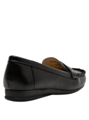 Zapato de cuero negro estilo mocasín para mujer, versátil y atemporal, combina con jeans o faldas para diversas ocasiones.