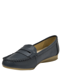 Calzado azul de cuero femenino, estilo mocasín con horma redondeada, combina comodidad y sofisticación.