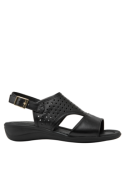 Sandalia negra de cuero para mujer con diseño perforado en el empeine, ideal para climas cálidos y estilo casual.