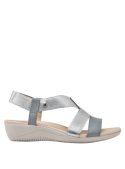 Sandalia gris de cuero para mujer, estilo casual, ideal para el verano con taco plano de 3.5 cm.