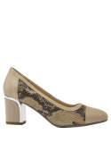 Calzado femenino clásico en cuero beige, estilo charol con brogue, ideal para un look pulido en eventos corporativos.