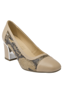 Elegante zapato beige de charol para mujer, material de cuero con tacón cuadrado, adecuado para ocasiones semiformales.