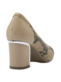 Zapato beige de charol para mujer, elegante diseño en cuero con tacón cuadrado y detalle brogue, ideal para eventos.