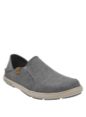 Zapato casual gris para hombre, combina con jeans o bermudas, adecuado para paseos por la ciudad o salidas informales.