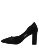 Elegante zapato negro de cuero gamuzado para mujer, versátil para eventos formales y casuales, con diseño refinado.