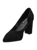 Zapato de cuero gamuzado negro para mujer, corte clásico y taco estable, perfecto para combinar con faldas o jeans.