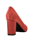 Zapato rojo de cuero gamuzado para mujer, diseño cómodo con taco ancho, adecuado para largas jornadas y eventos sociales.