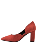 Zapato de cuero gamuzado rojo, estilo clásico y sofisticado para mujer, versátil para looks casuales y formales.