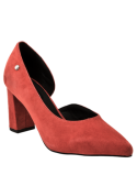 Elegante zapato rojo de cuero gamuzado, diseño minimalista para mujer, con detalle metálico sutil en el costado.