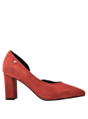 Zapato rojo de cuero gamuzado para mujer, estilo casual, con taco ancho y punta alargada, ideal para eventos formales.