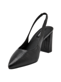 Calzado de cuero negro para mujer, estilo sofisticado con líneas limpias, perfecto para reuniones de trabajo.