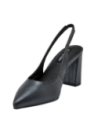 Calzado de cuero gris para mujer, versátil y sofisticado, combina con faldas midi y vestidos formales.