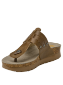 Chancla de cuero café para mujer con detalles metálicos y estructura moderna, adecuada para combinar con vestidos ligeros.