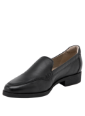 Elegante zapato de cuero negro para mujer, estilo casual, con detalle metálico lateral y costuras sutiles.