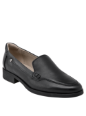Mocasín de cuero negro para mujer, diseño clásico y sobrio, ideal para ocasiones formales y casuales, con empeine liso.