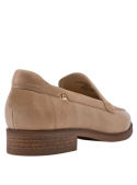Elegante mocasín de cuero camel para mujer, diseño sobrio con toque moderno, ideal para eventos formales y smart-casual.