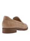 Elegante mocasín de cuero camel para mujer, diseño sobrio con toque moderno, ideal para eventos formales y smart-casual.