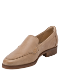 Mocasín clásico de cuero camel para mujer, con empeine liso y adorno moderno, perfecto para un look atemporal.