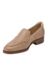 Mocasín clásico de cuero camel para mujer, con empeine liso y adorno moderno, perfecto para un look atemporal.