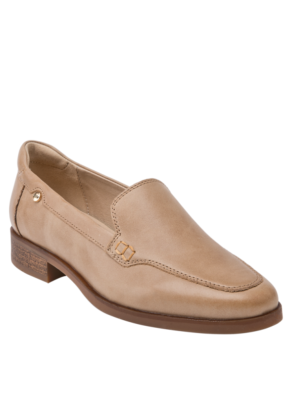 Zapato de mujer en cuero camel, diseño minimalista y elegante, ideal para ocasiones formales y casuales.