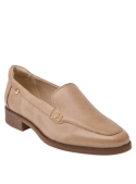 Zapato de mujer en cuero camel, diseño minimalista y elegante, ideal para ocasiones formales y casuales.