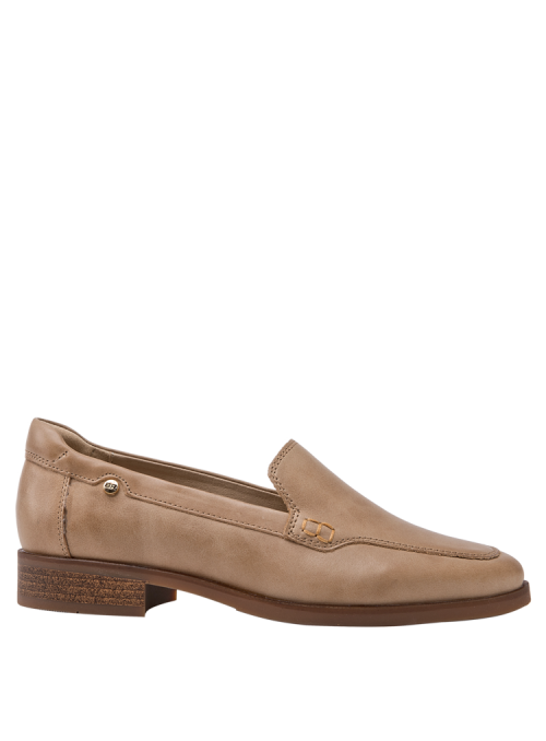 Zapato de mujer en cuero camel, diseño minimalista y elegante, ideal para ocasiones formales y casuales.