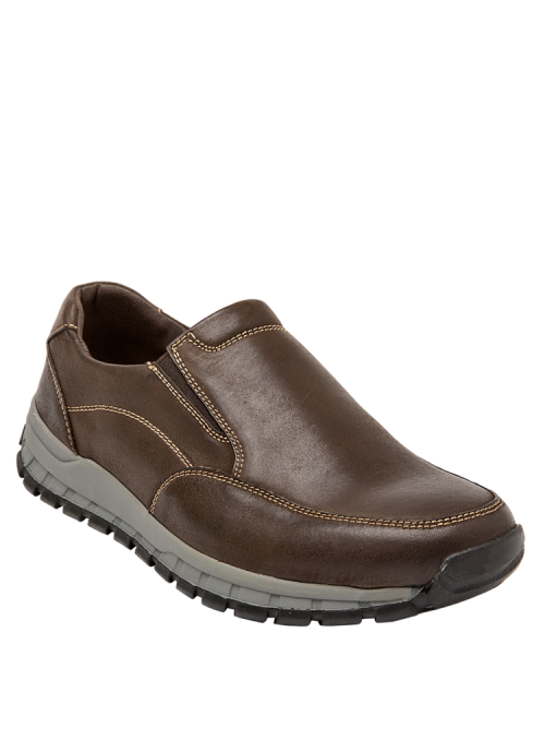 Zapato de cuero café estilo mocasín para hombre, casual y funcional, sin cordones, adecuado para combinar con jeans.