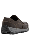 Mocasín café de cuero para hombre, diseño casual sin cordones, suela robusta con buen agarre, perfecto para paseos urbanos.