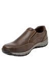 Zapato mocasín de cuero café para hombre, estilo casual, sin cordones y con costura visible que resalta su diseño moderno.