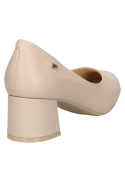 Zapato clásico de vestir en cuero beige para mujer, con detalle metálico lateral que añade un toque discreto y elegante.