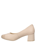 Elegante zapato de cuero beige para mujer, con taco medio cuadrado que ofrece comodidad y estabilidad al caminar.