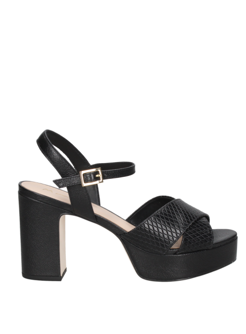 Tacón grueso y plataforma de sandalia negra de cuero, combinable con vestidos vaporosos o pantalones de tela.