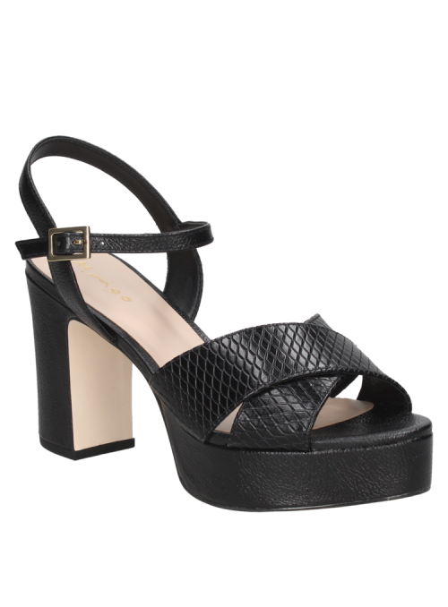 Tacón grueso y plataforma de sandalia negra de cuero, combinable con vestidos vaporosos o pantalones de tela.