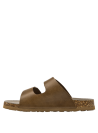 Sandalia de cuero camel, diseño normcore, ideal para un look casual elegante, con detalles de corcho en la suela.