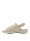 Sandalia de cuero taupe para mujer, casual con correas anchas, ideal con faldas midi y pantalones ligeros.