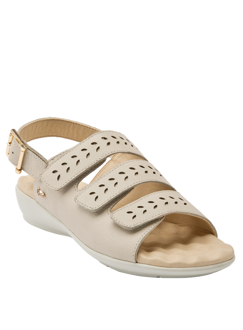 Sandalia casual de cuero taupe para mujer, con correas anchas perforadas. Ideal con jeans o vestidos veraniegos.