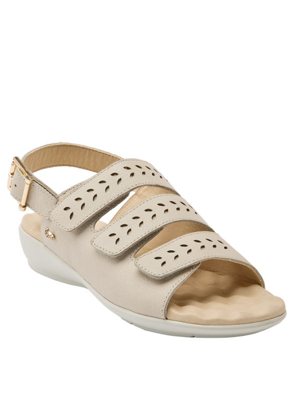 Sandalia casual negra de cuero para mujer, con correas anchas perforadas que mejoran la ventilación y hebilla ajustable.
