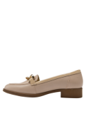 Zapato de cuero nude para mujer, estilo casual, con diseño delicado y cómodo.