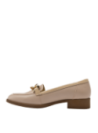 Zapato de cuero nude para mujer, estilo casual, con diseño delicado y cómodo.