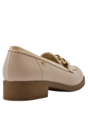 Zapato casual nude de cuero para mujer, diseñado para confort y elegancia.