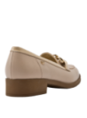 Zapato casual nude de cuero para mujer, diseñado para confort y elegancia.