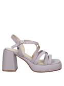 Calzado morado con hebilla lateral, taco ancho y alto para estabilidad y confort en diversas ocasiones.