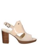 Calzado femenino beige en cuero charol con punta abierta, ideal para verano, estiliza sin perder confort.