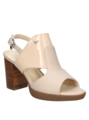 Sandalia de mujer en cuero beige charol con taco bloque de 8.5 cm, diseño cómodo y elegante.