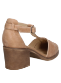 Elegante zapato camel de mujer en cuero con diseño clásico y tacón estable, combina con vestidos formales.