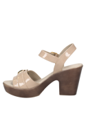 Sandalia veraniega beige con estilo charol y taco bloque, mezcla de altura y confort.