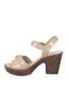 Sandalia veraniega beige con estilo charol y taco bloque, mezcla de altura y confort.