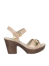 Sandalia de poliuretano beige con punta abierta y forro suave para comodidad diaria.