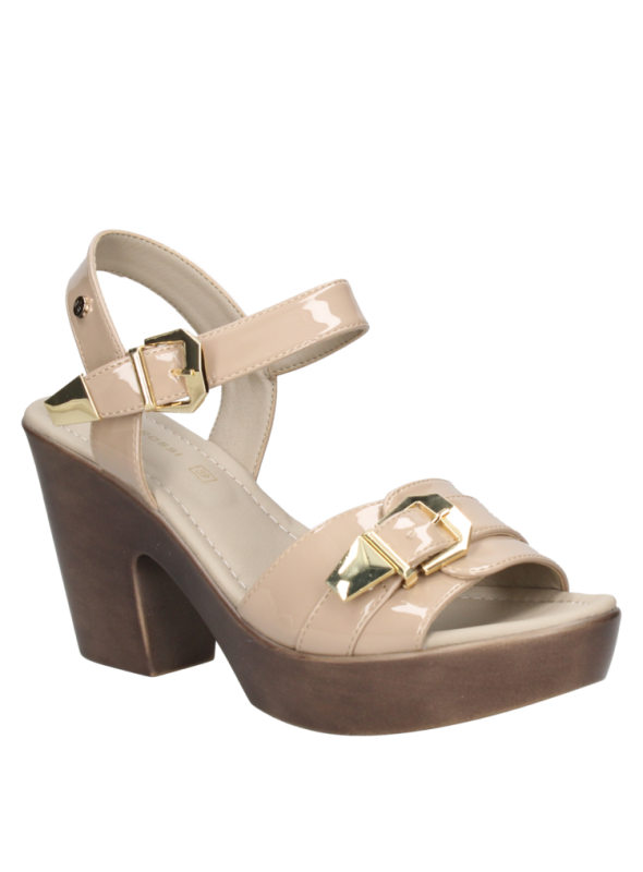 Sandalia negra de charol para mujer con taco bloque de 9.5 cm, ideal para un look veraniego moderno.