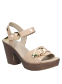 Sandalia beige de charol para mujer con taco bloque de 9.5 cm, ideal para el verano.